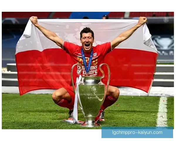 莱万多夫斯基在本土赛季中贡献三冠，表现出色引人关注